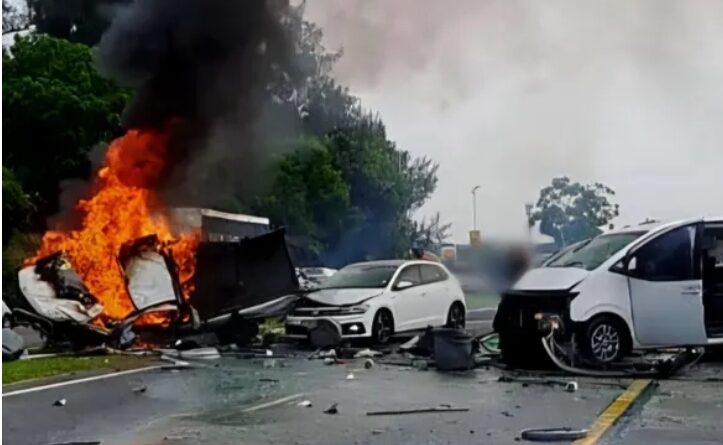 Multi-vehicle crash on Durban M4 Ruth First Highway